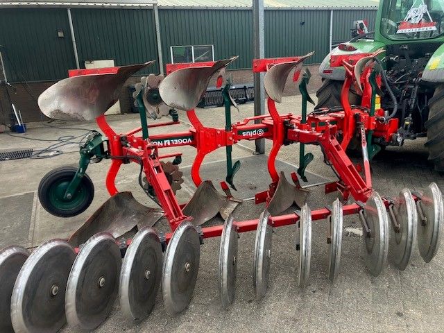 Gebruikte VOGEL EN NOOT 4-schaarwentelploeg met Cappon drukker