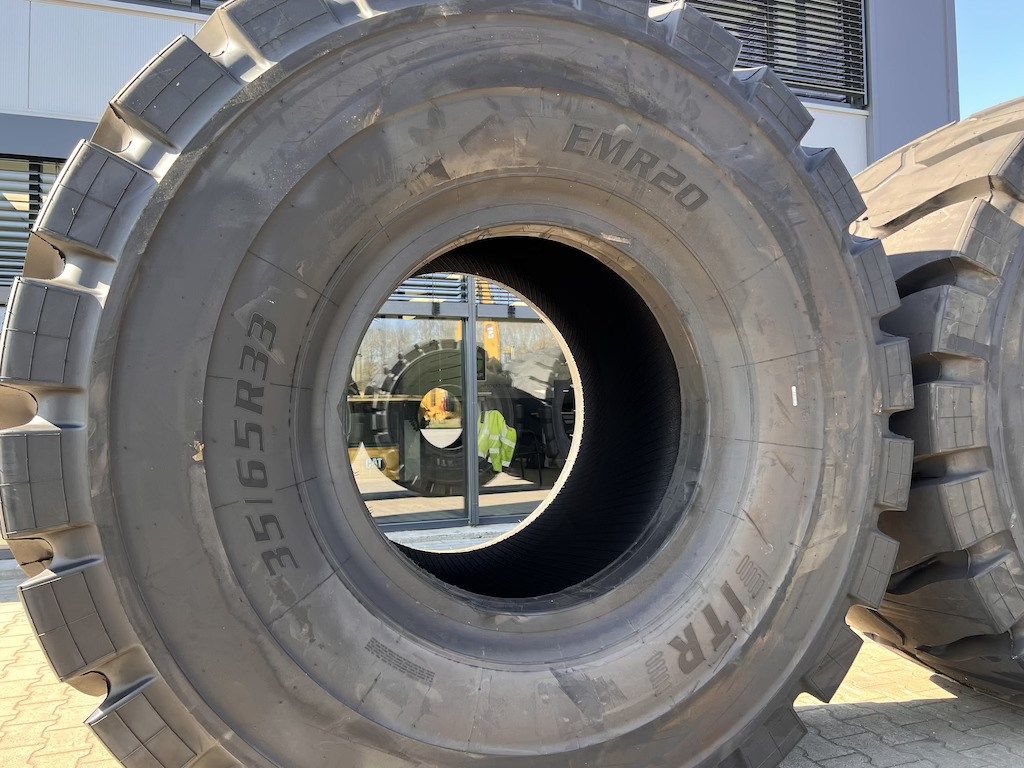 CAT 988 TYRES - EMR20 35/65 R33