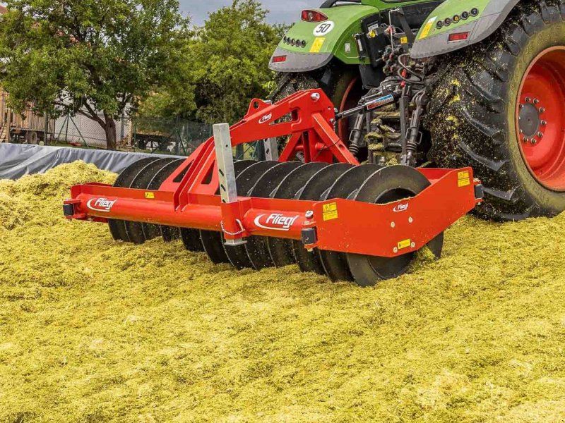 Fliegl Silowalze zur Silageverdichtung