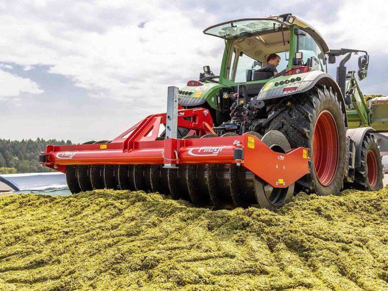 Fliegl Silowalze zur Silageverdichtung