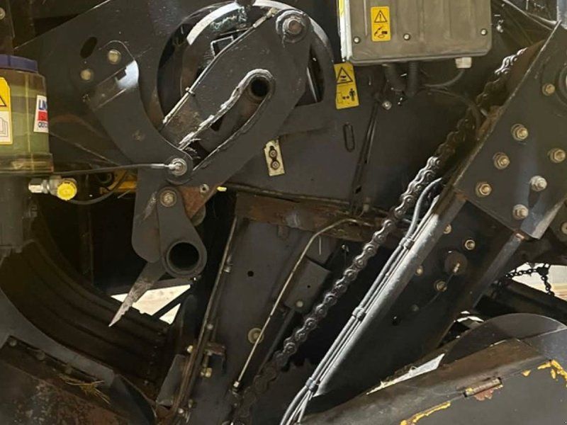 New Holland BB9060 Presser