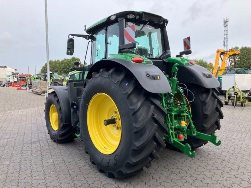John Deere 6M220