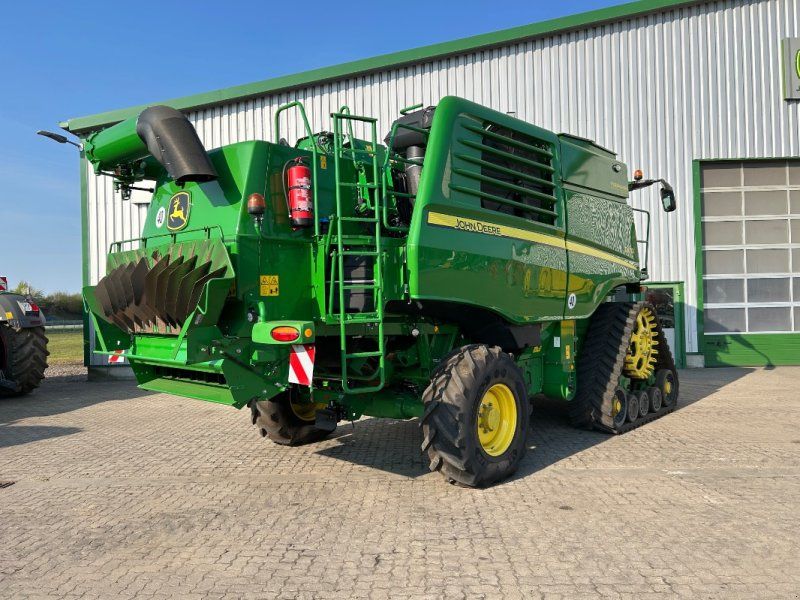 John Deere T670