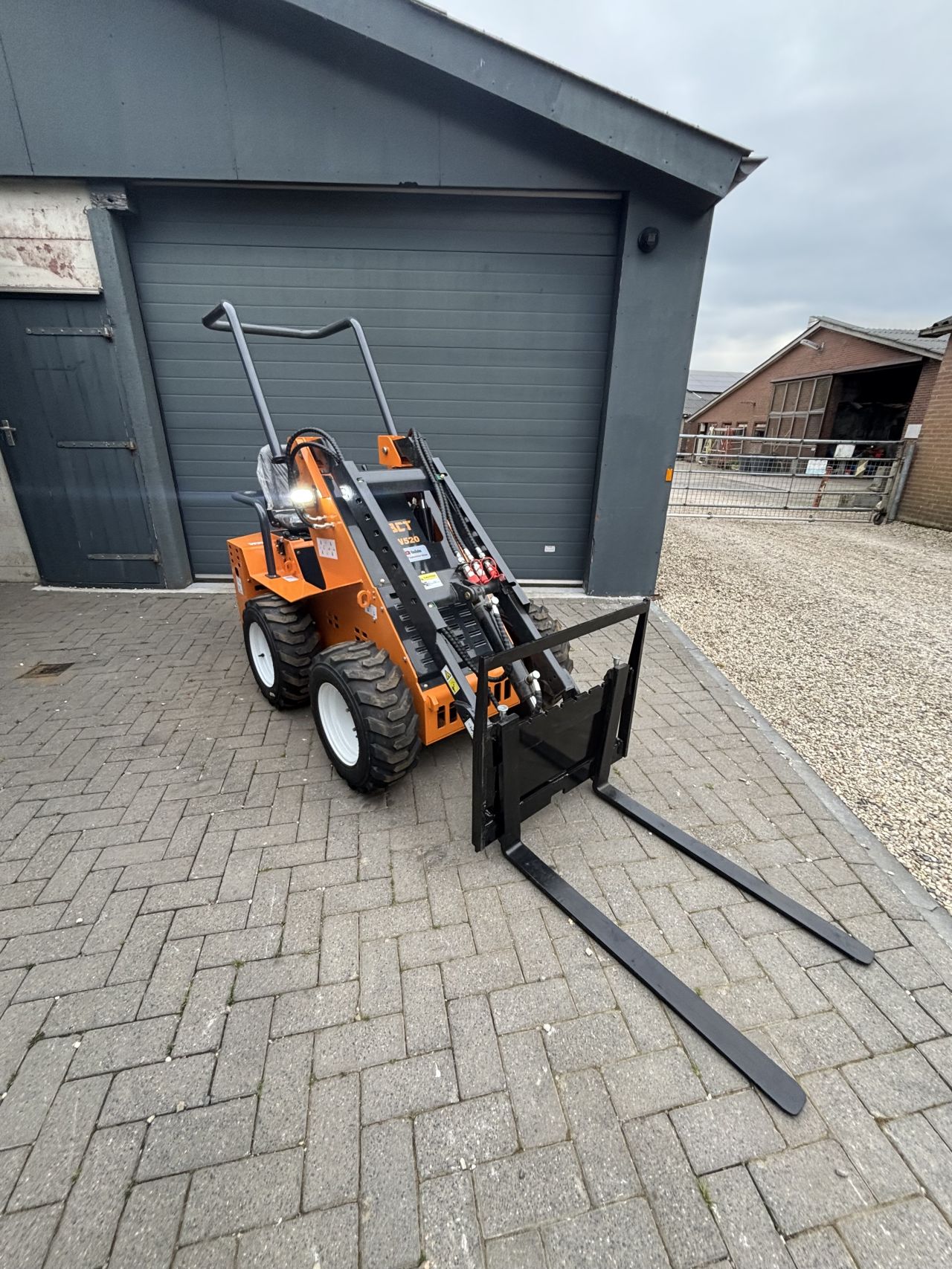 BCT Minishovel ( bobcat skidster)