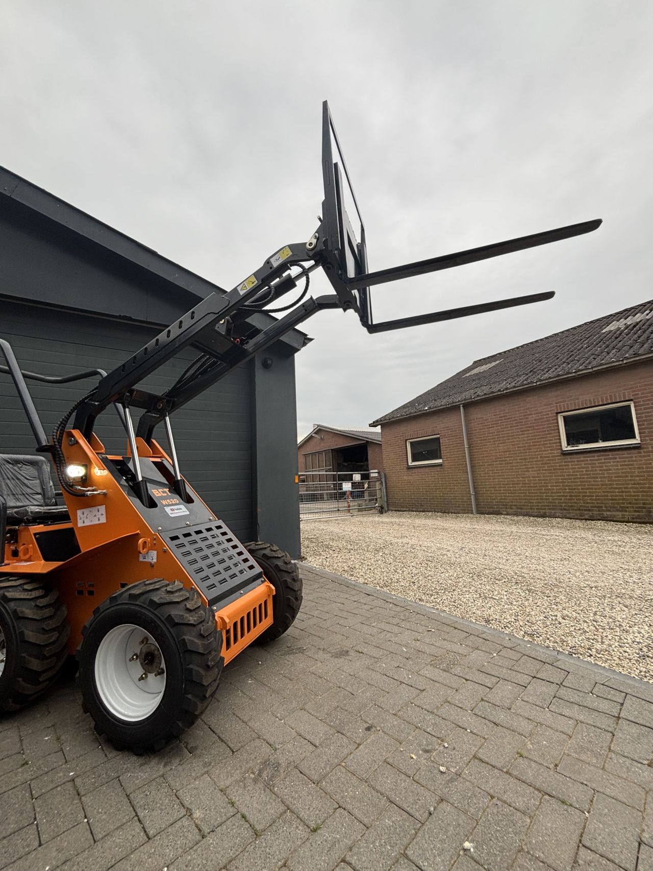 BCT Minishovel ( bobcat skidster)