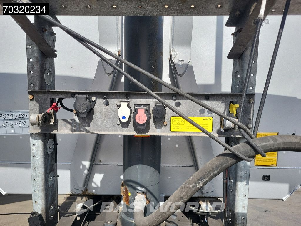 Schmitz SGF*S3 44m3 Grain Hatch Lift Axle