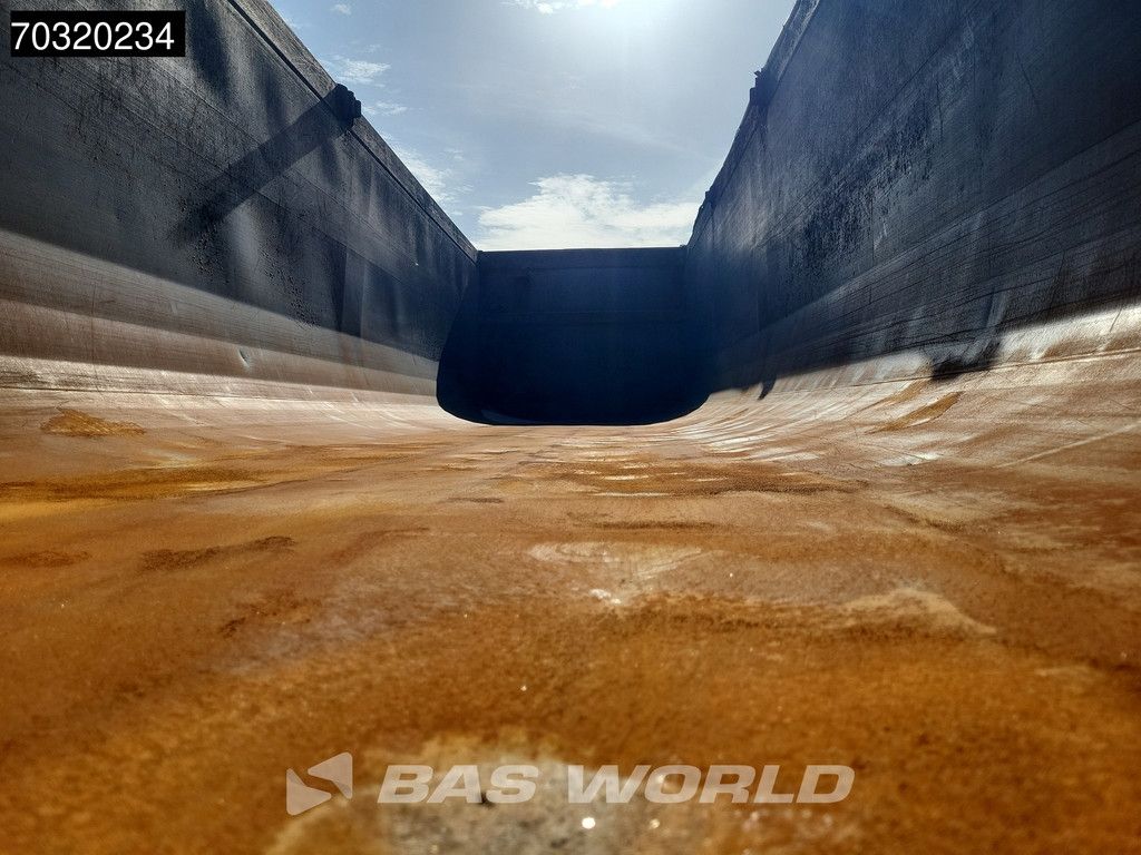 Schmitz SGF*S3 44m3 Grain Hatch Lift Axle