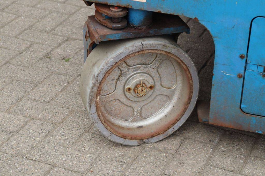 Genie GS-4047 Electric Scissor Lift 13.7m