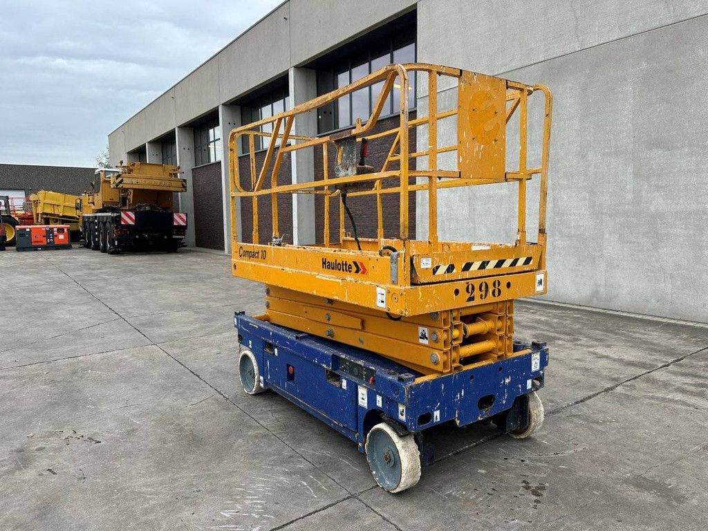 Scherenbühne: Haulotte Compact 10 Battery 2002