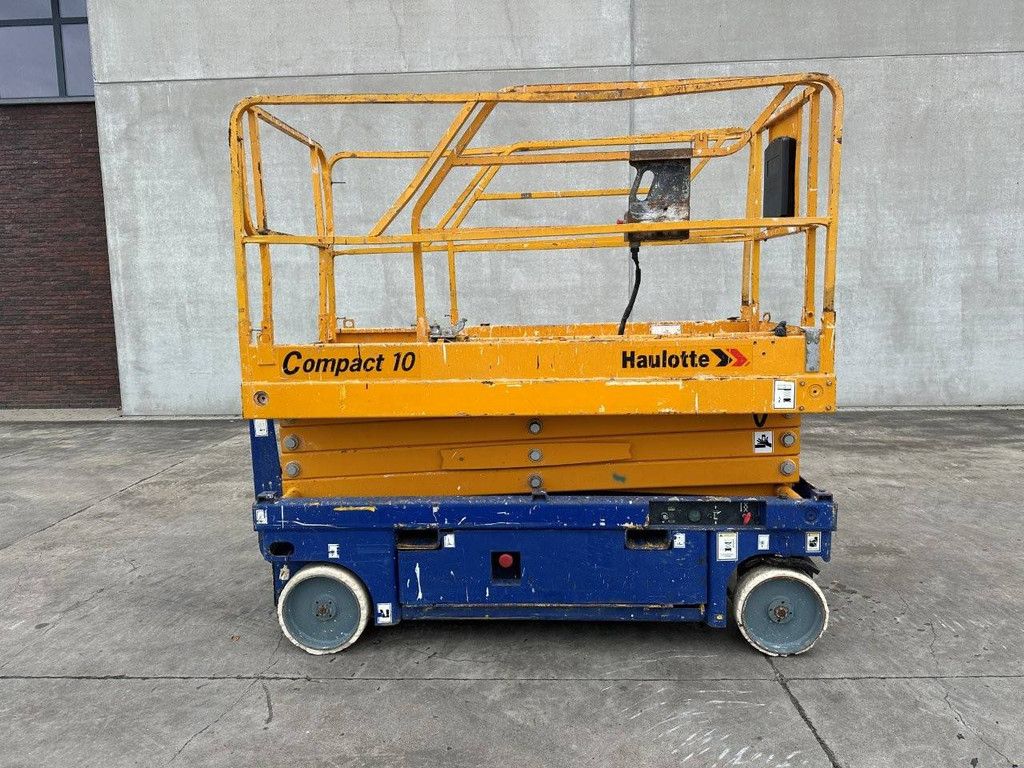 Scherenbühne: Haulotte Compact 10 Battery 2002