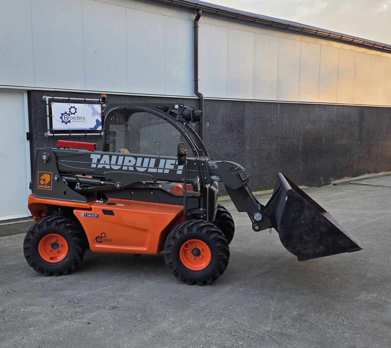 Ausa T144H Verreiker NIEUW!