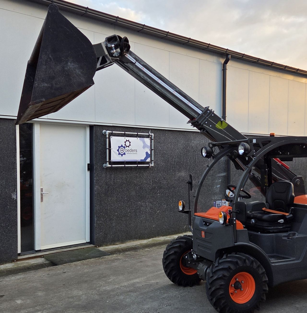 Ausa T144H Verreiker NIEUW!