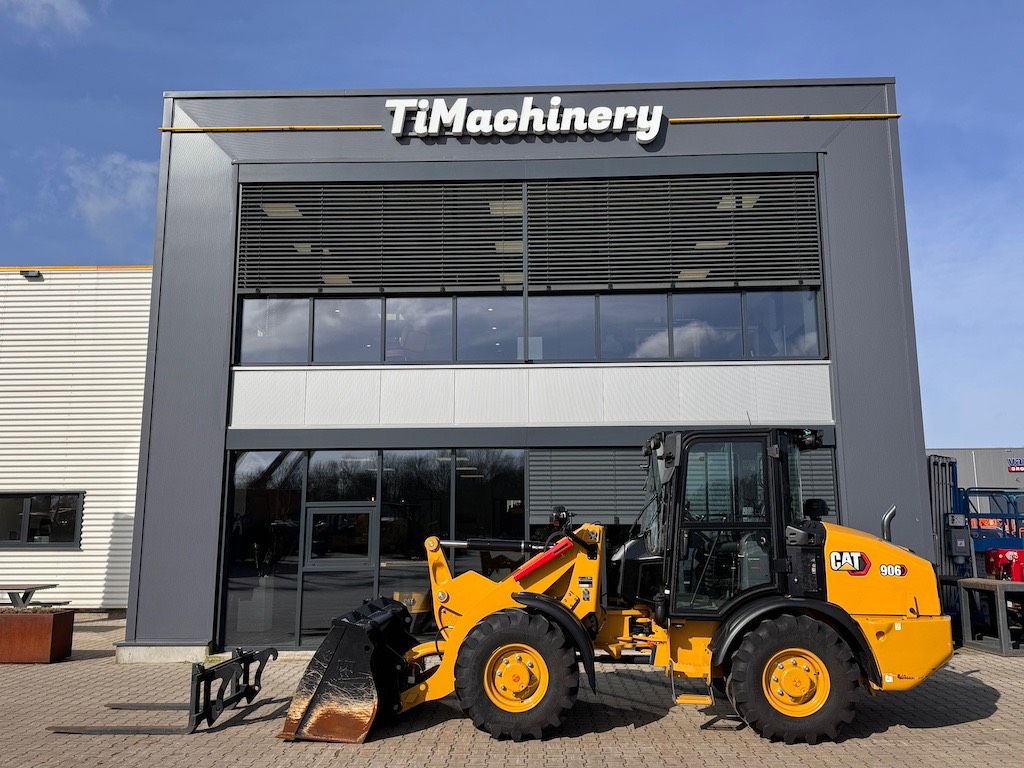 CAT 906 (40km/22mph and A/C)