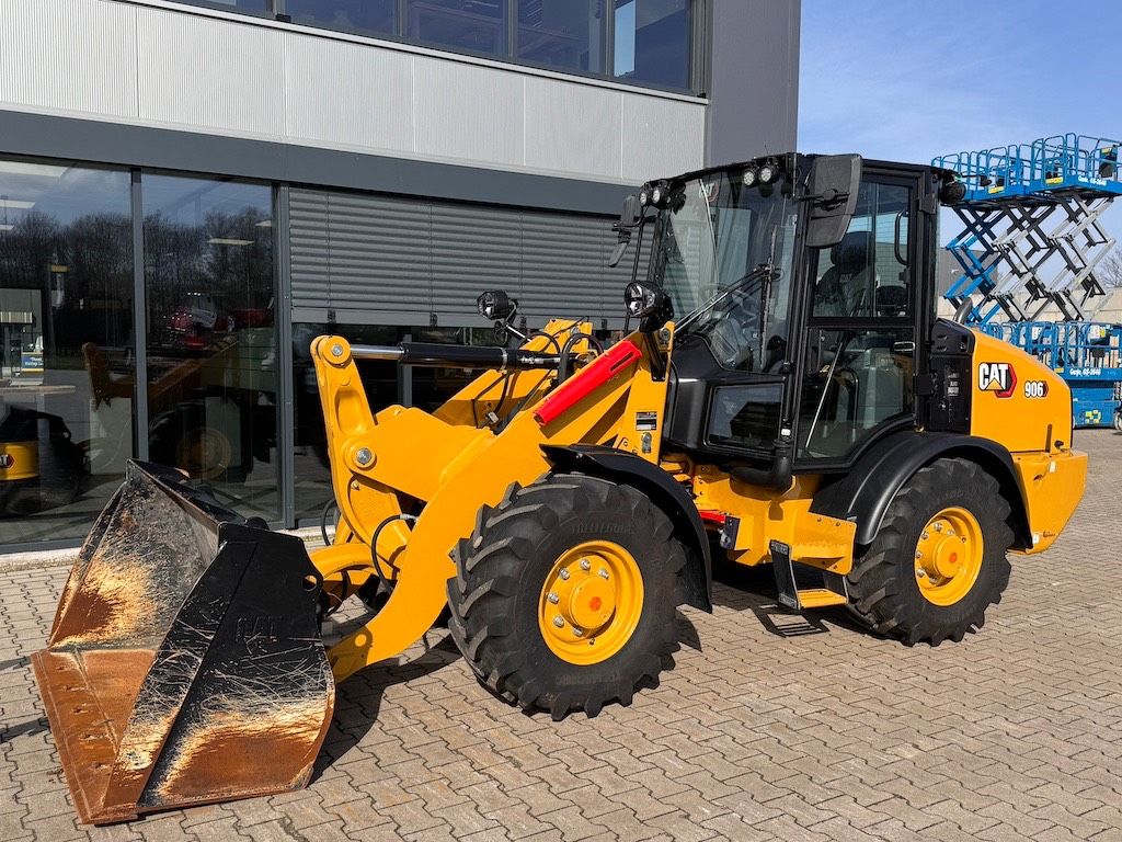 CAT 906 (40km/22mph and A/C)