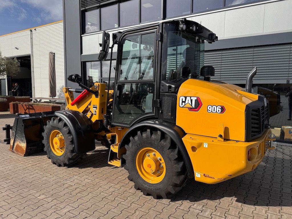 CAT 906 (40km/22mph and A/C)