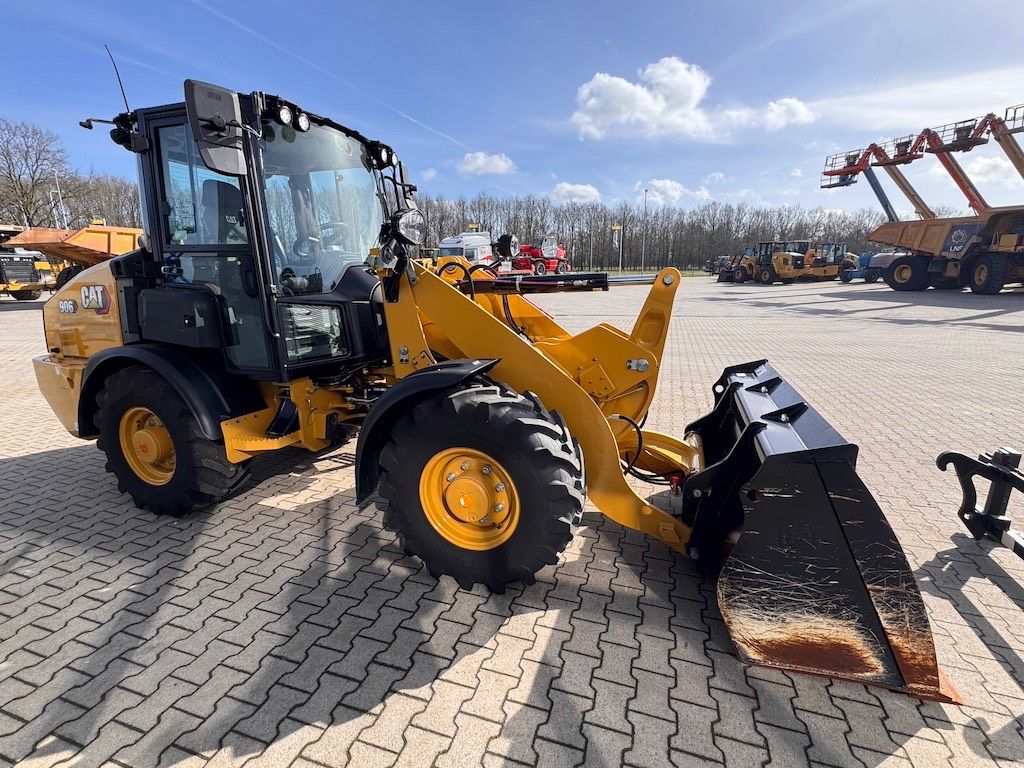 CAT 906 (40km/22mph and A/C)