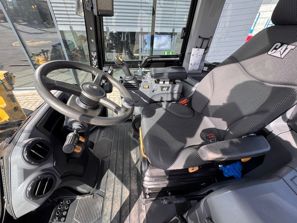 CAT 906 (40km/22mph and A/C)