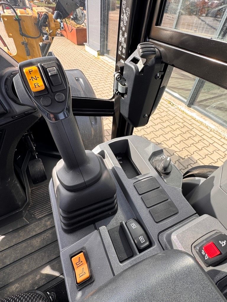 CAT 906 (40km/22mph and A/C)