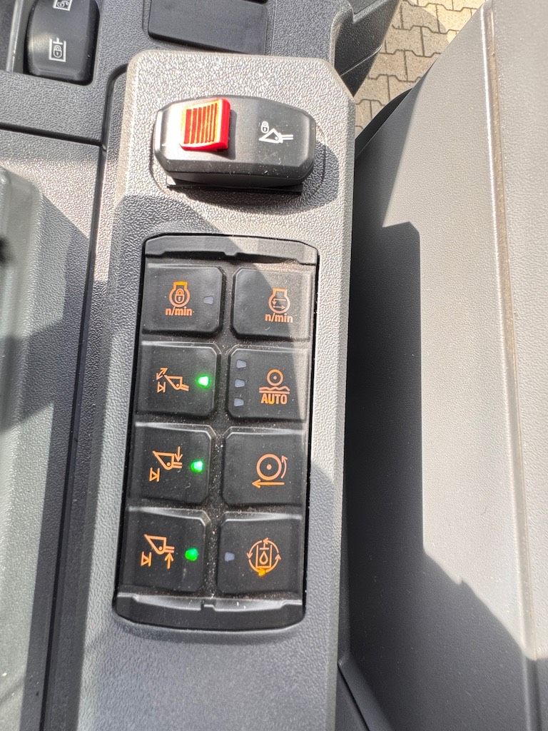 CAT 906 (40km/22mph and A/C)