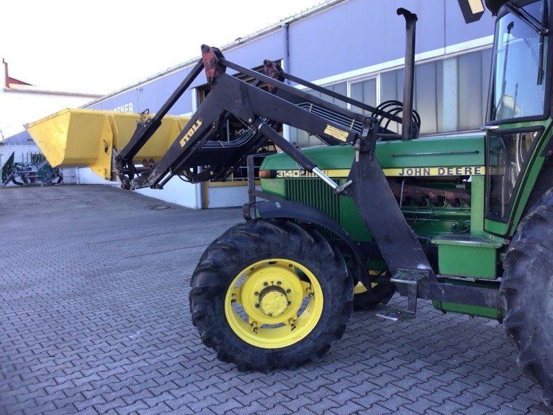 John Deere 3140