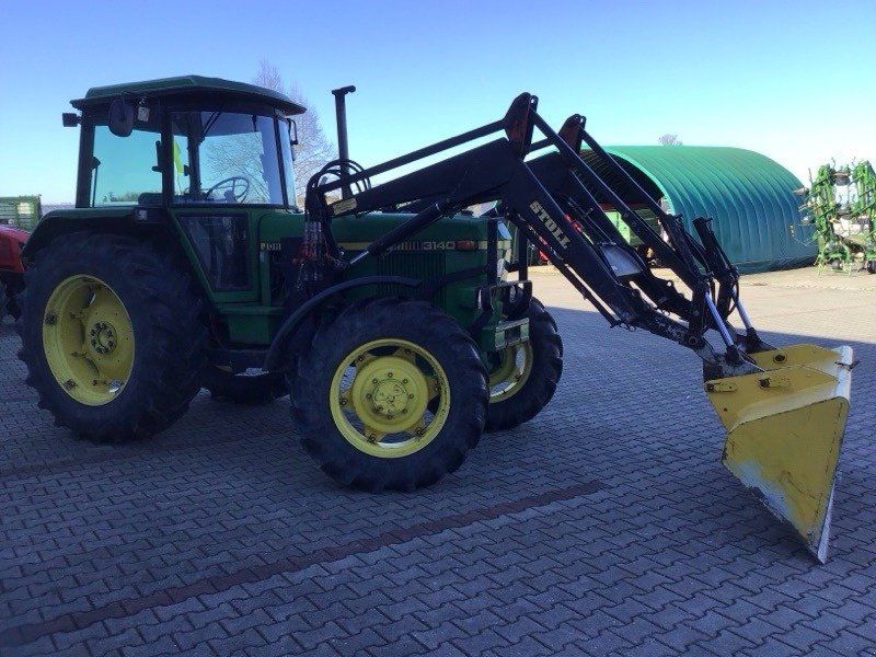 John Deere 3140