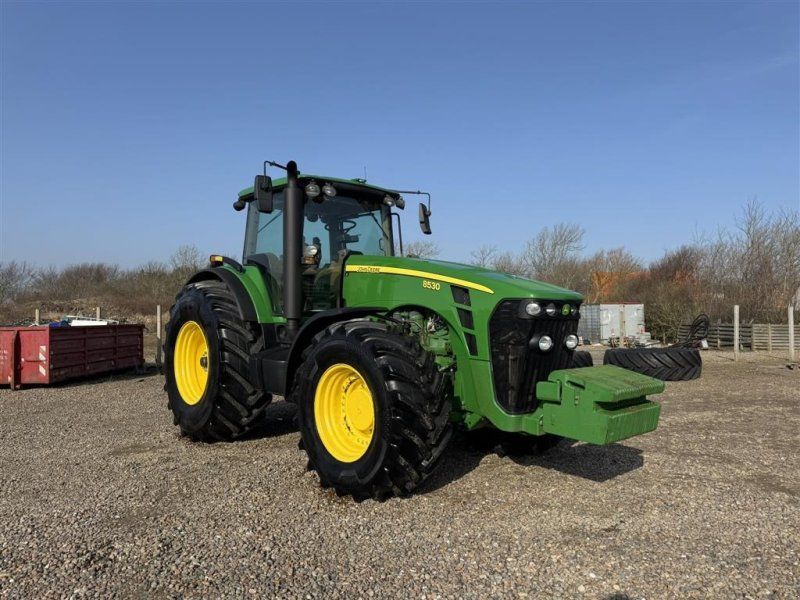 John Deere 8530