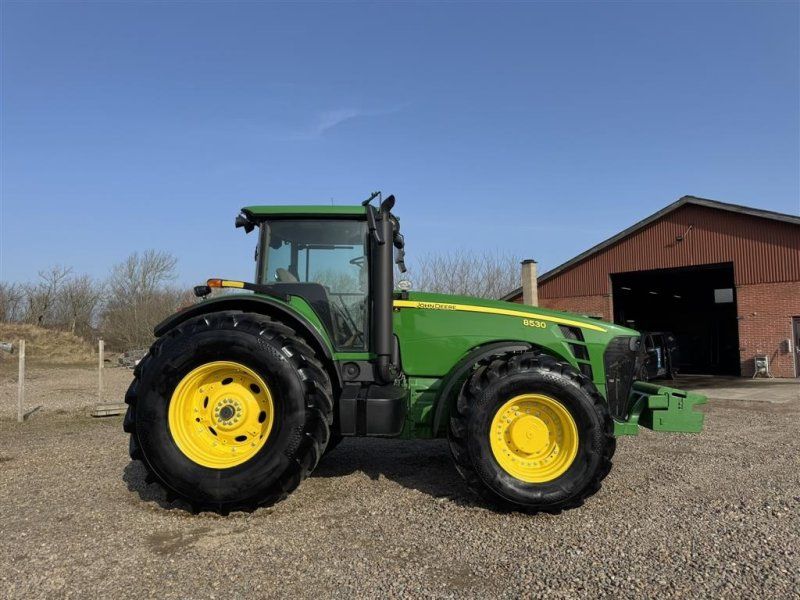 John Deere 8530
