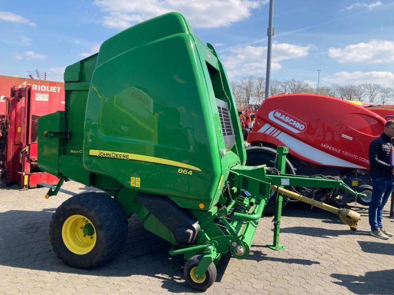 John Deere 864
