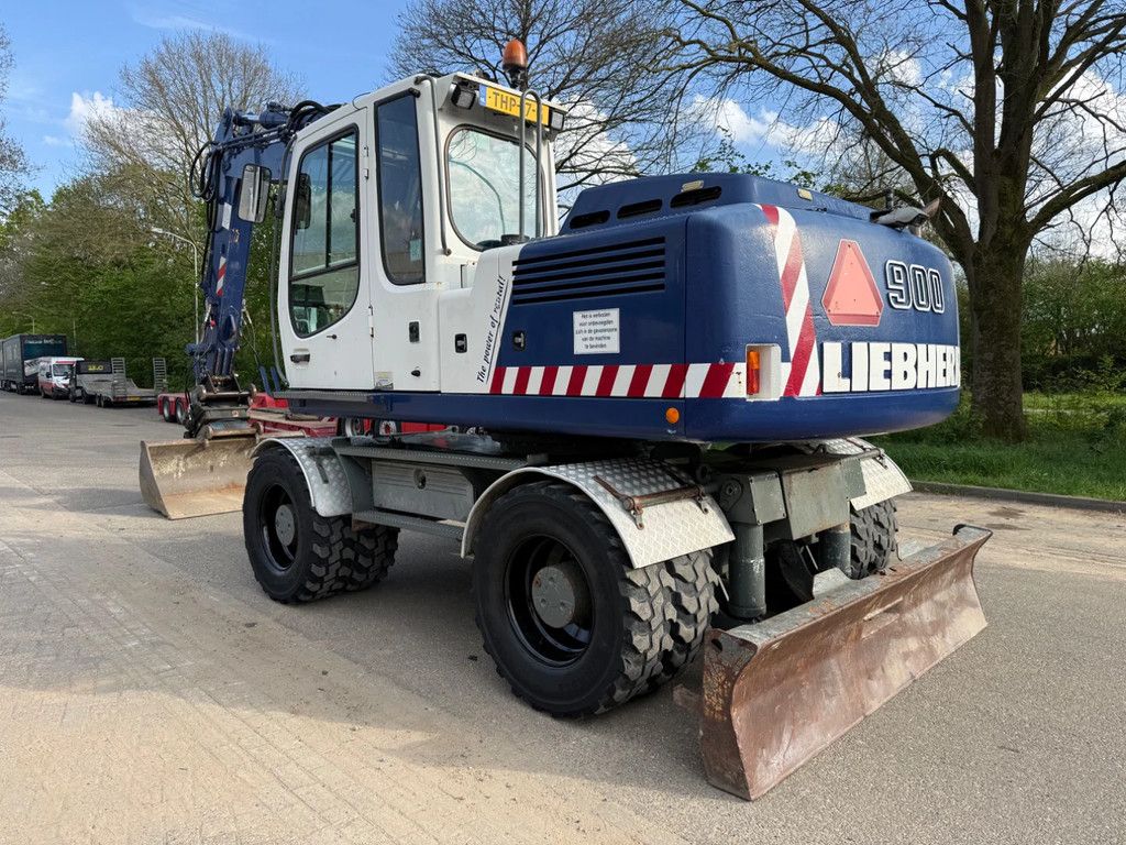 Liebherr A900
