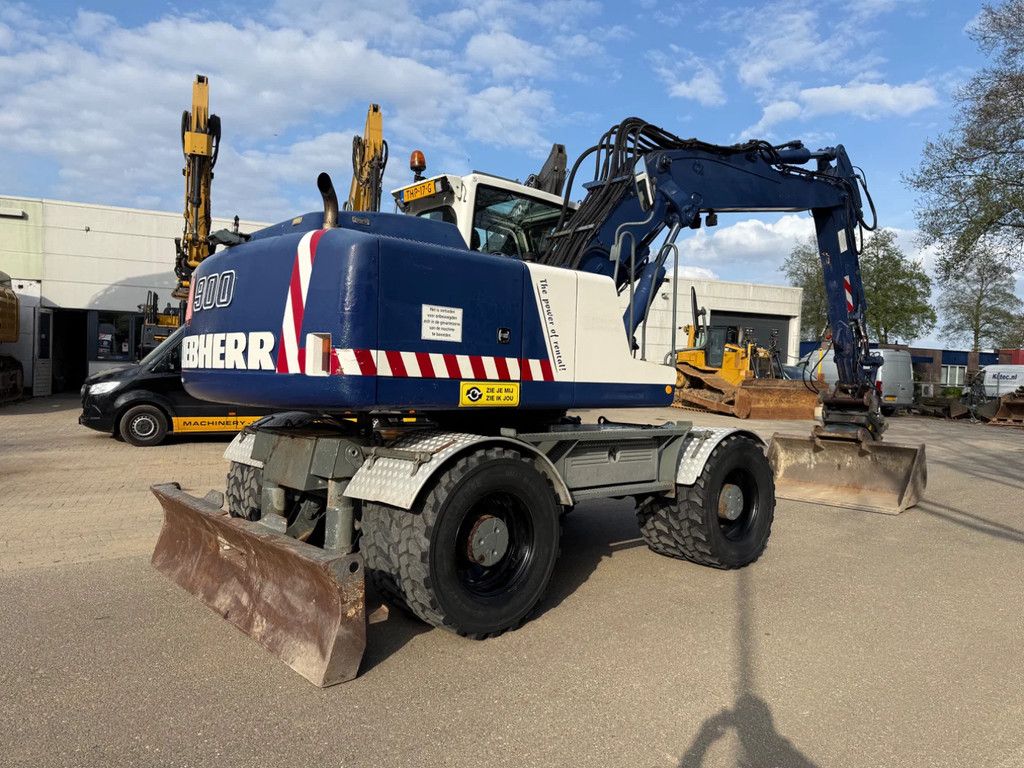 Liebherr A900