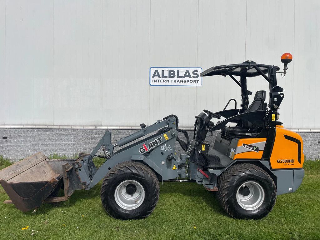 Giant G2500HD Xtra kniklader shovel