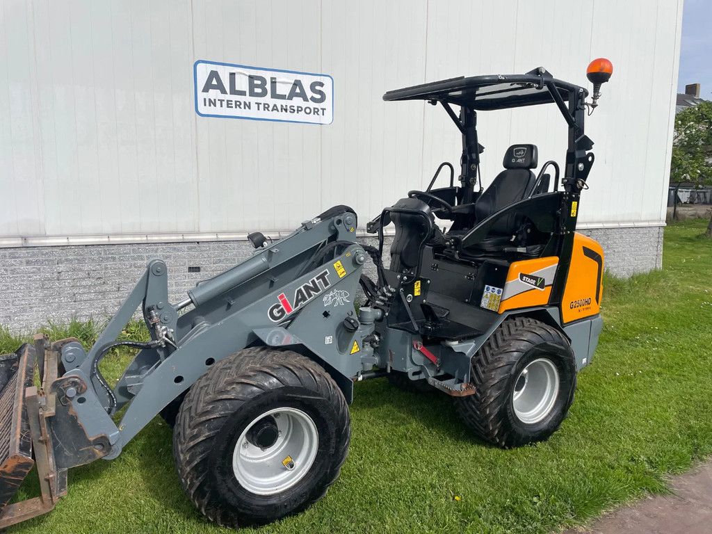 Giant G2500HD Xtra kniklader shovel