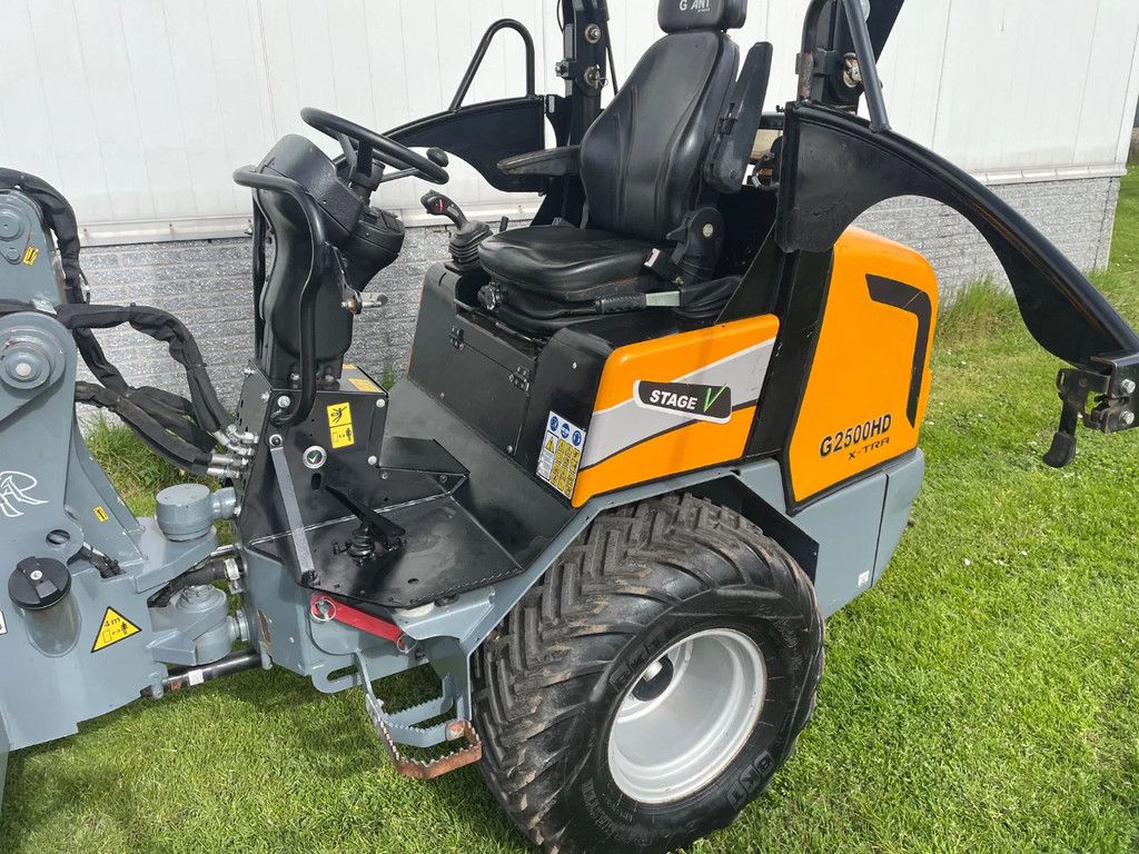 Giant G2500HD Xtra kniklader shovel