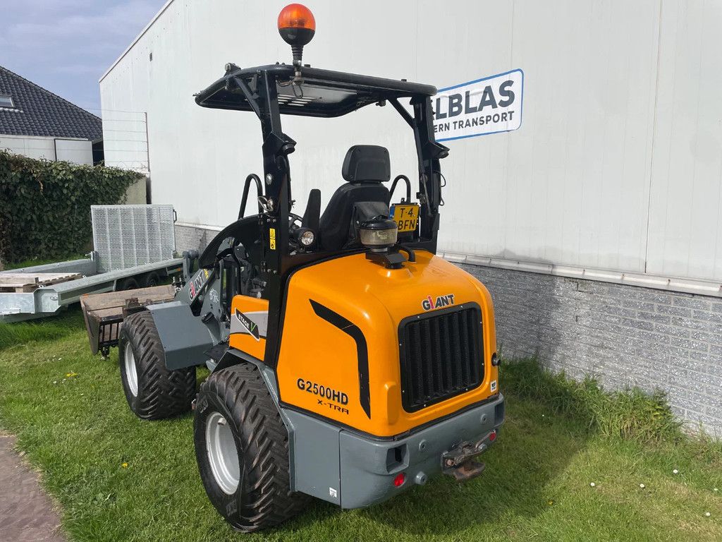 Giant G2500HD Xtra kniklader shovel