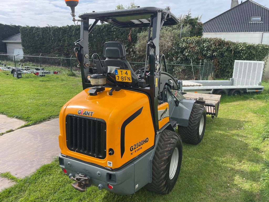 Giant G2500HD Xtra kniklader shovel