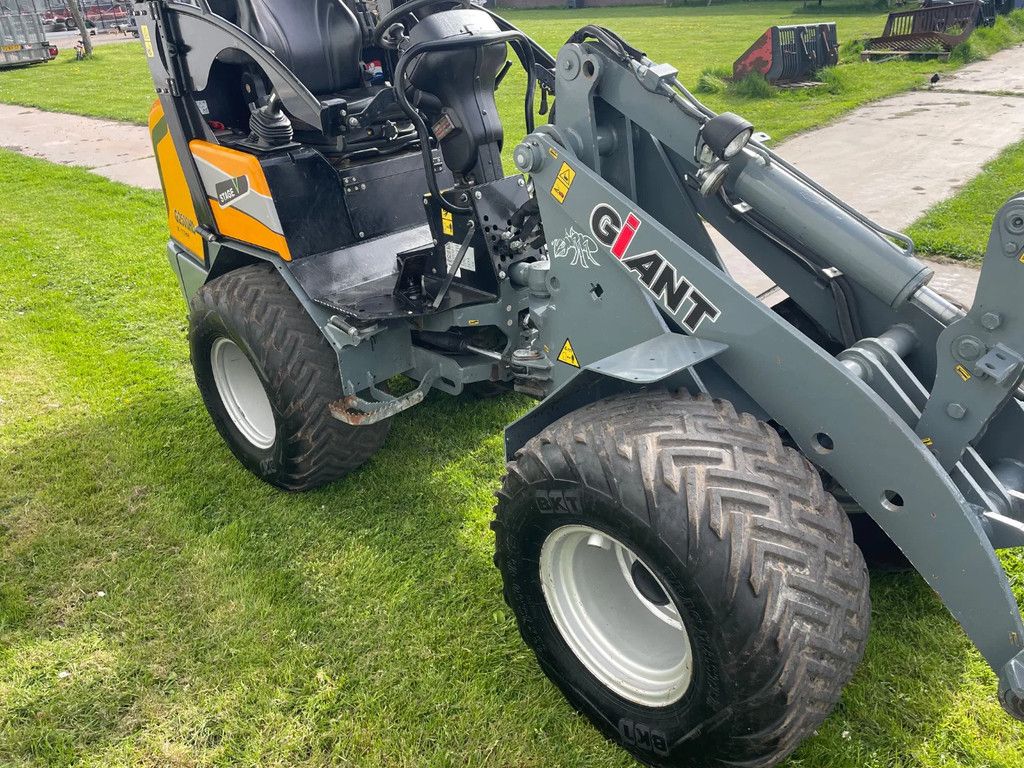 Giant G2500HD Xtra kniklader shovel