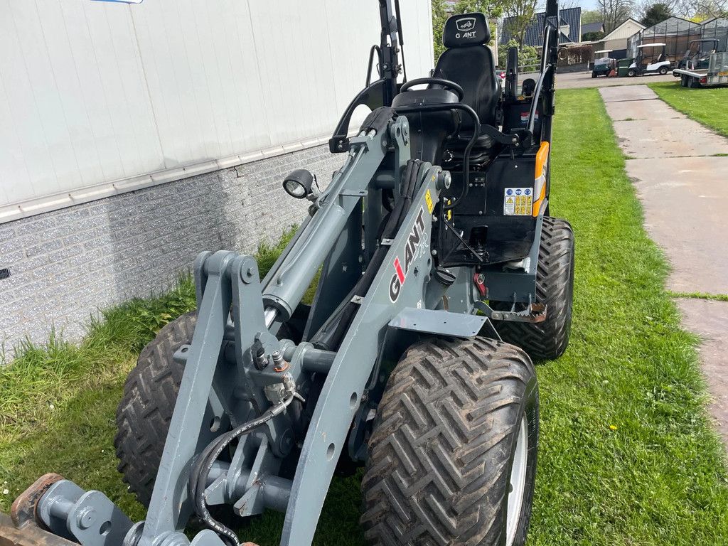 Giant G2500HD Xtra kniklader shovel