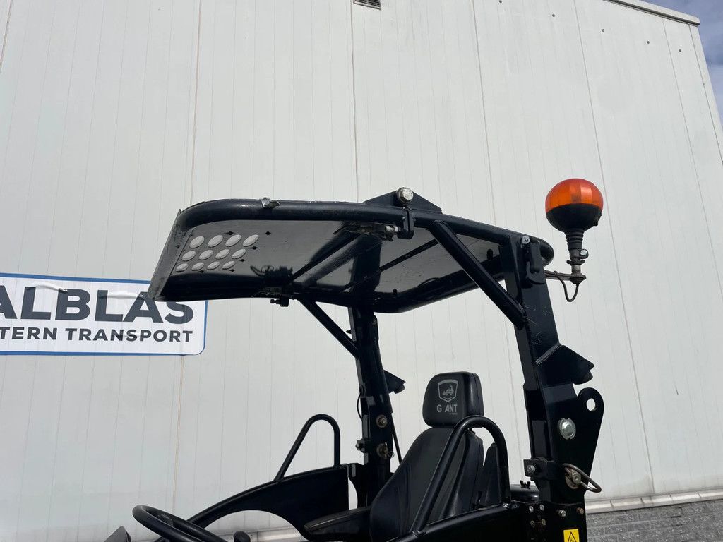 Giant G2500HD Xtra kniklader shovel