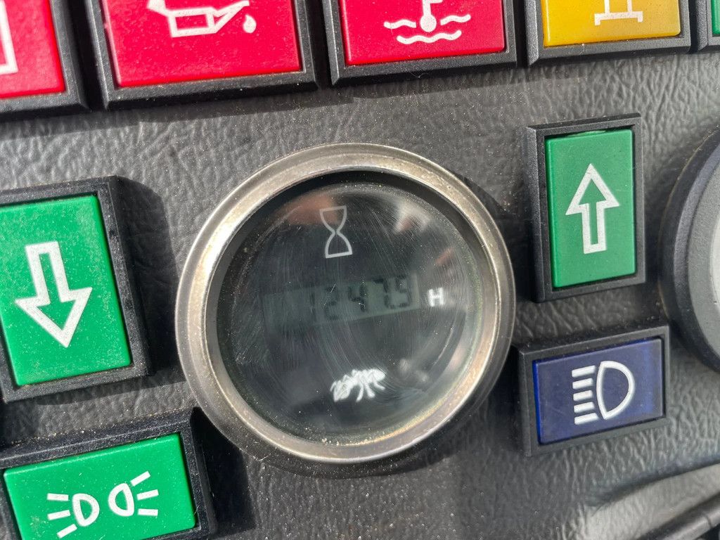 Giant G2500HD Xtra kniklader shovel