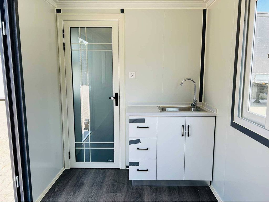 Mobile living unit with bathroom 2025