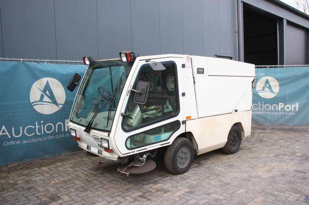 Veegmachine HMF 214 Diesel 2007