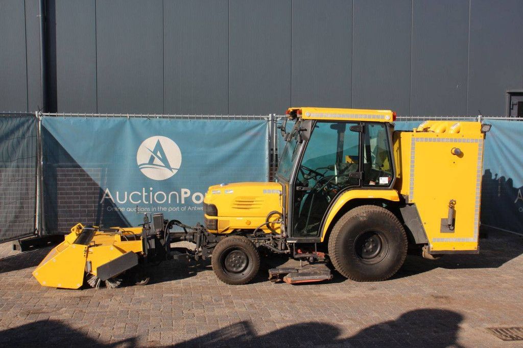 Mini tractor Kubota STV40 Diesel 2006 with sweeping brush