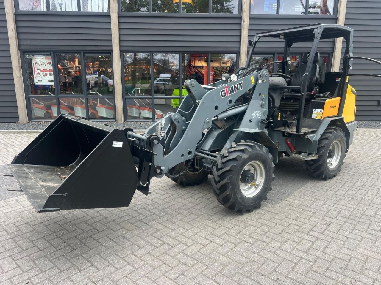 Used GIANT V5003 loader with weight of 4250 kgs
