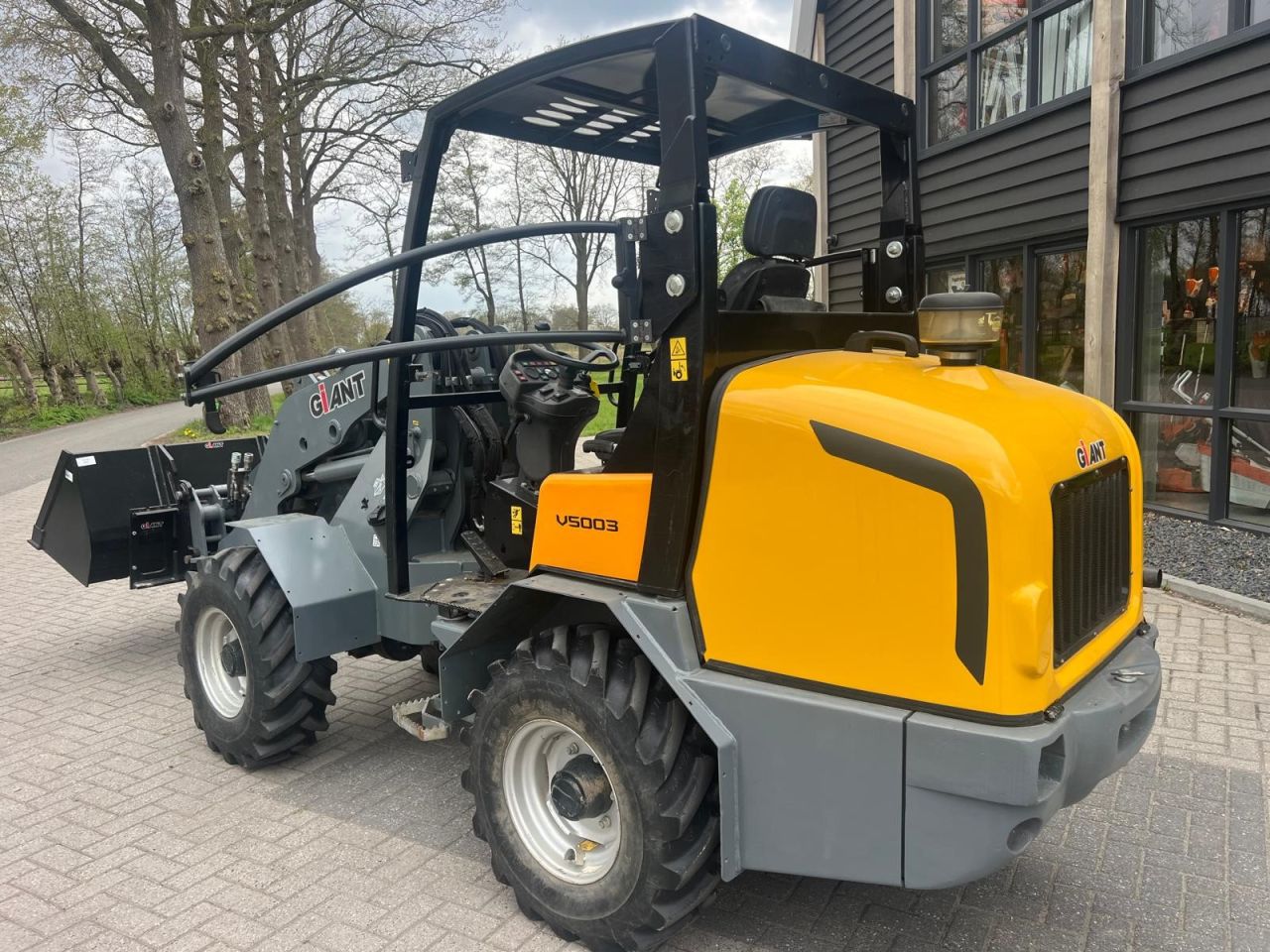 Used GIANT V5003 loader with weight of 4250 kgs