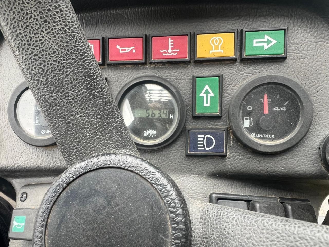 Used GIANT V5003 loader with weight of 4250 kgs