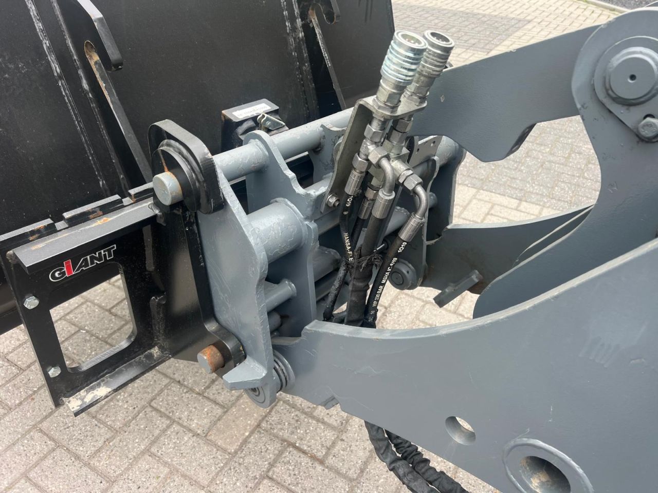 Used GIANT V5003 loader with weight of 4250 kgs