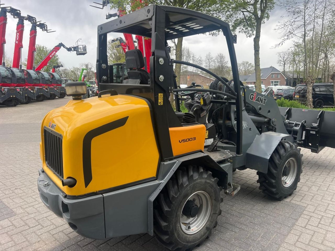 Used GIANT V5003 loader with weight of 4250 kgs