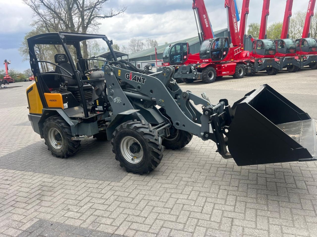 Used GIANT V5003 loader with weight of 4250 kgs