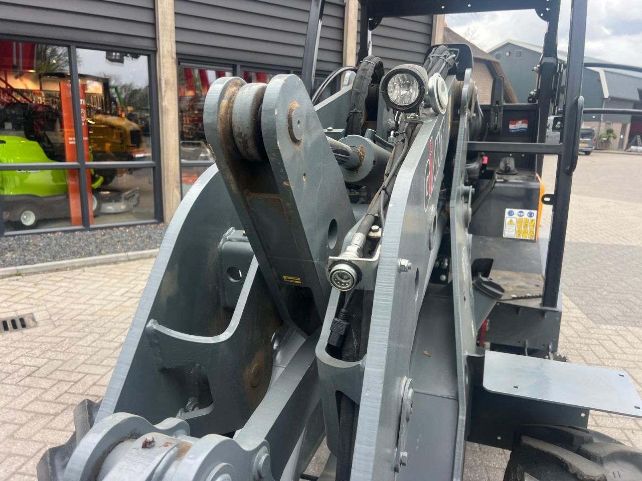 Used GIANT V5003 loader with weight of 4250 kgs