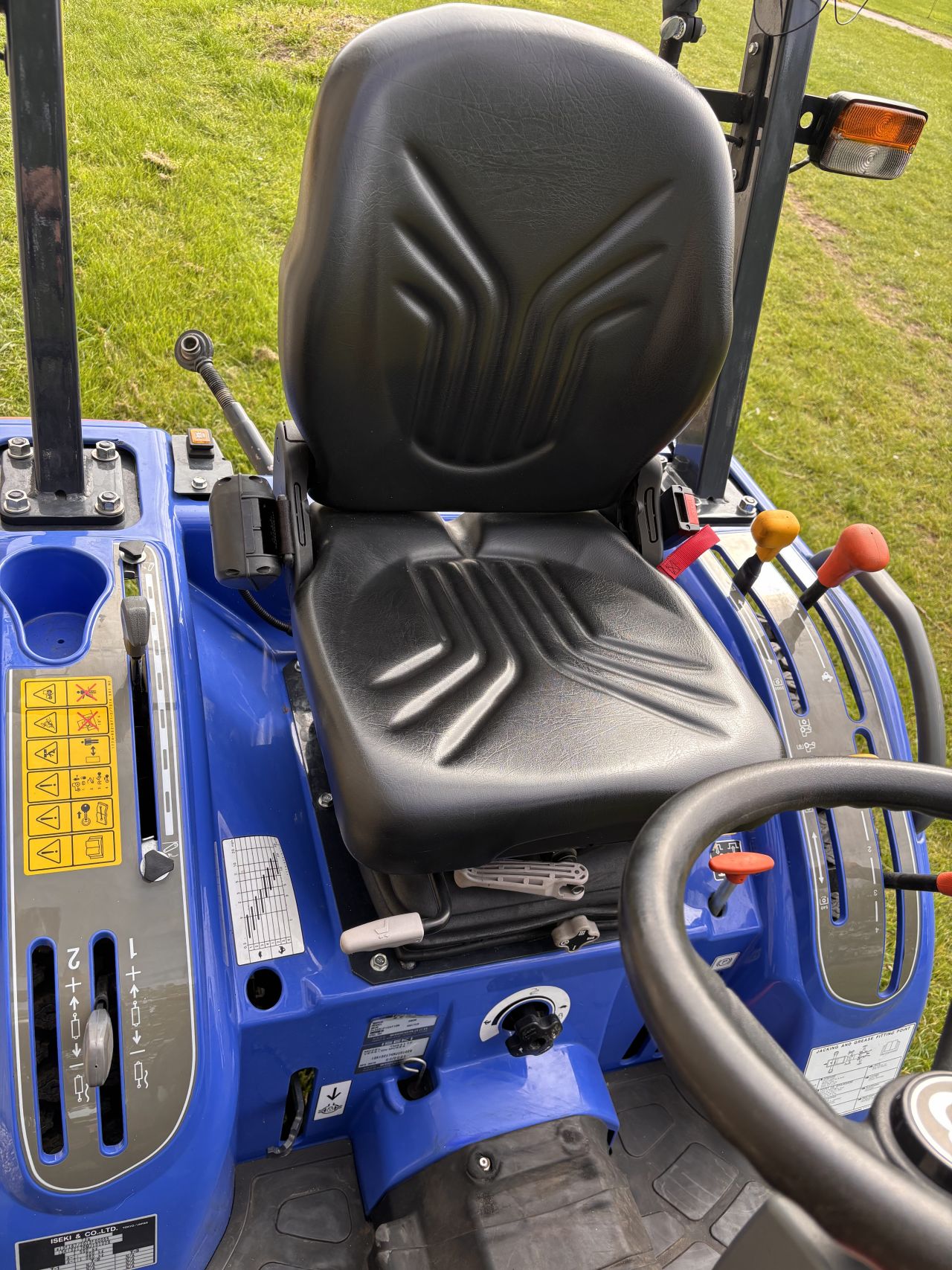 Iseki TM3217 nieuwstaat + grondbak en mestriek - NL kenteken